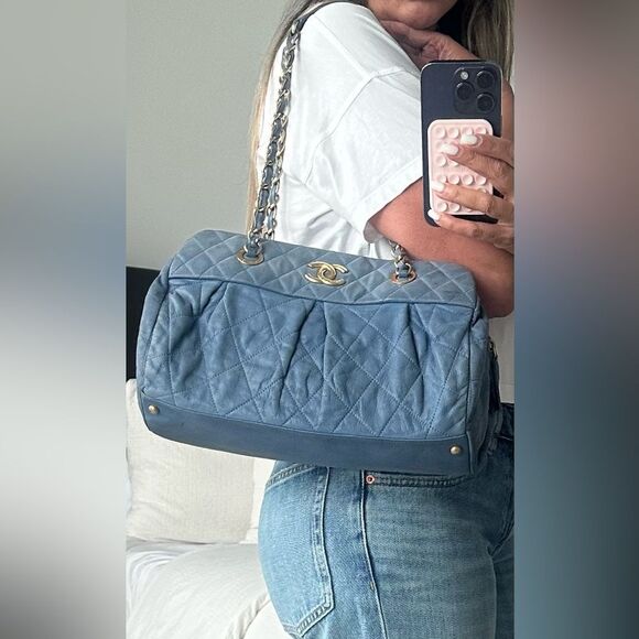 Chanel Quilted Shoulder Bag with Champagne Gold Accents - Picture 5 of 17